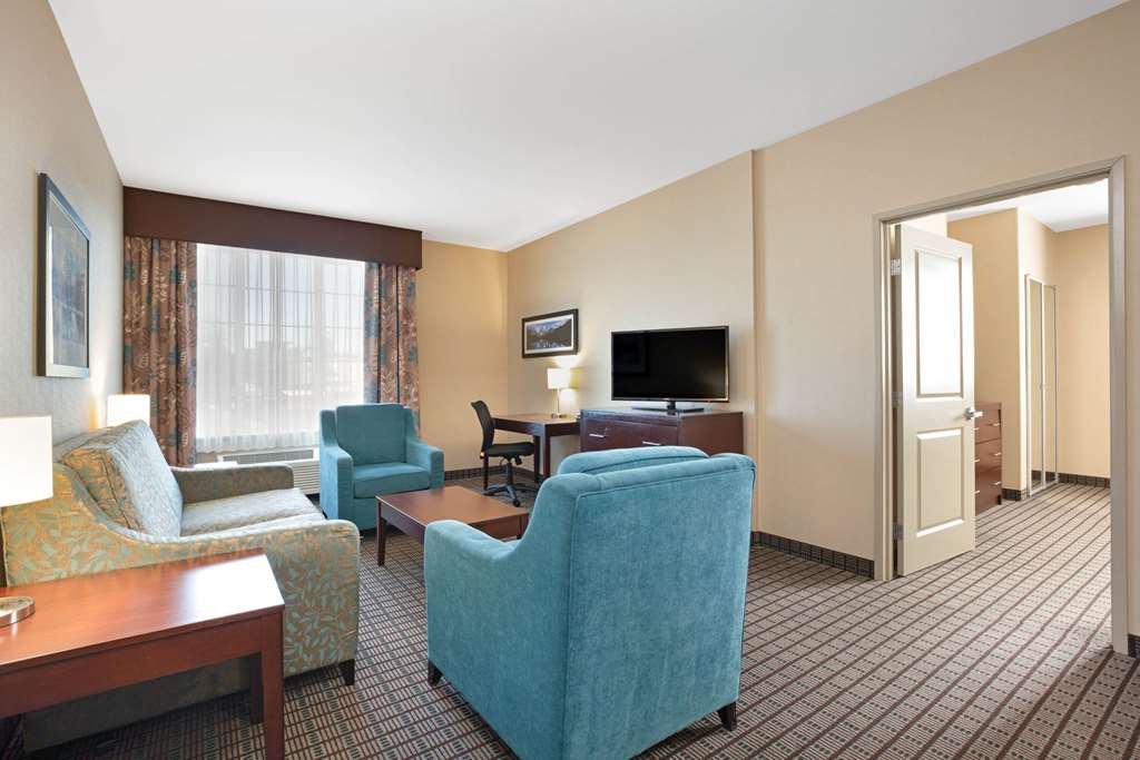 La Quinta Inn & Suites by Wyndham Bellingham - photo 49