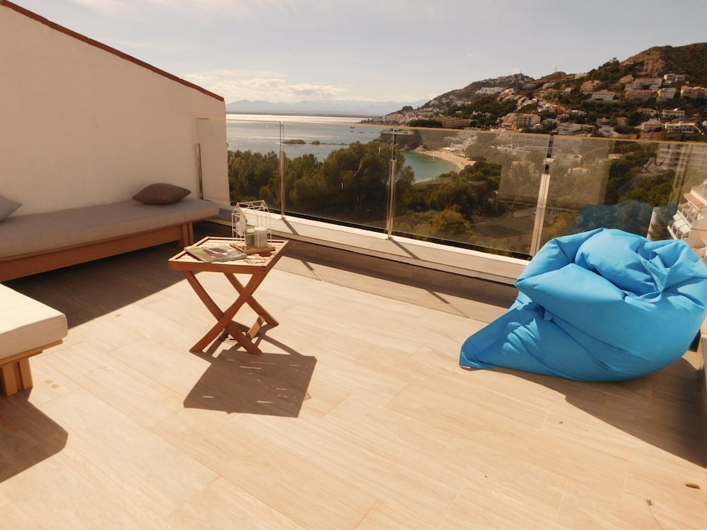 Casa Camelias A180 — 4-Star Luxury Hotel in Roses, Spain