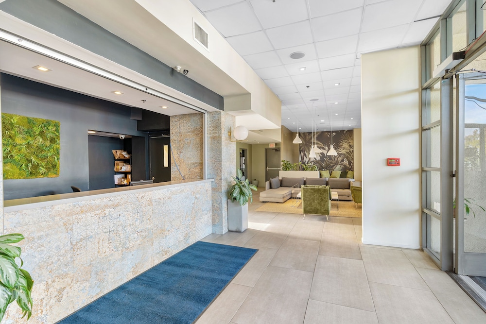 Uptown Inn by Vantaggio Suites - photo 3