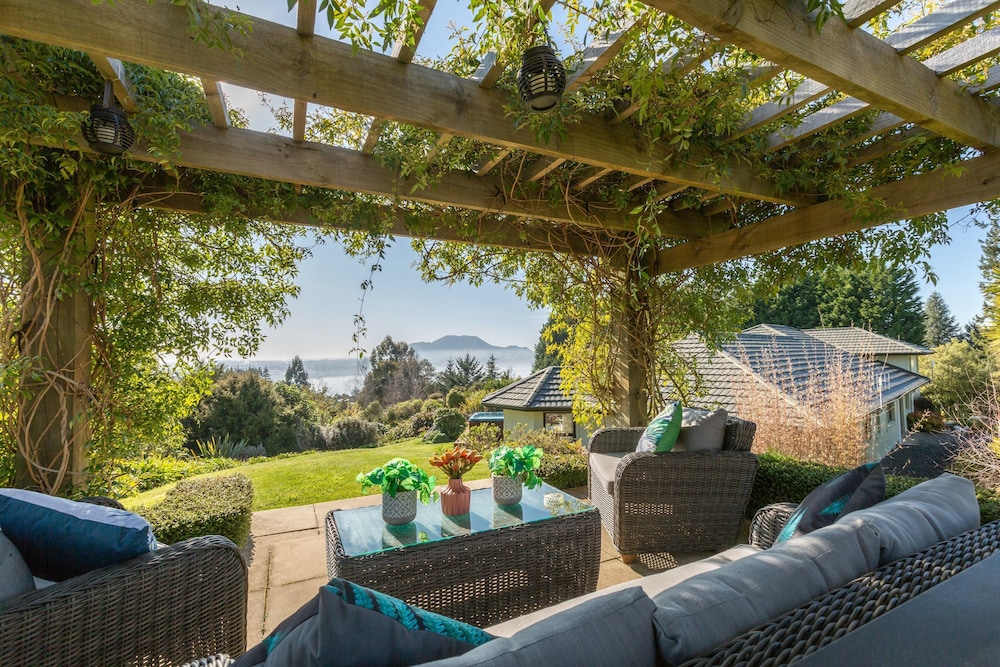 Acacia Heights Garden Cottage Taupo — 4-Star Luxury Hotel in Taupo, New Zealand
