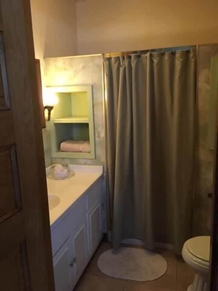 Victorian Charm Inn - photo 44
