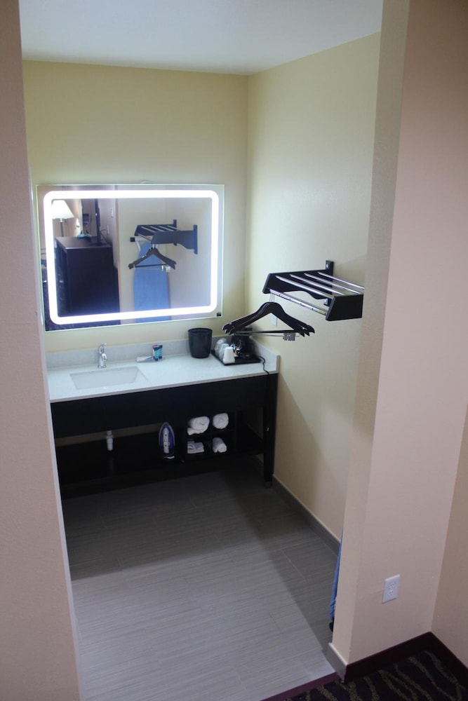 Express Inn & Suites Bush Airport - photo 19