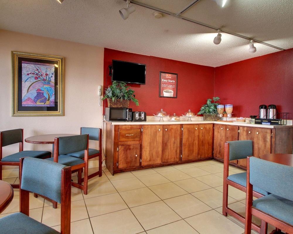 Econo Lodge North Suburbs - photo 17