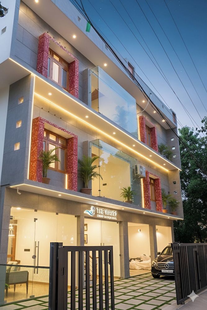 De Waves in Varkala, India