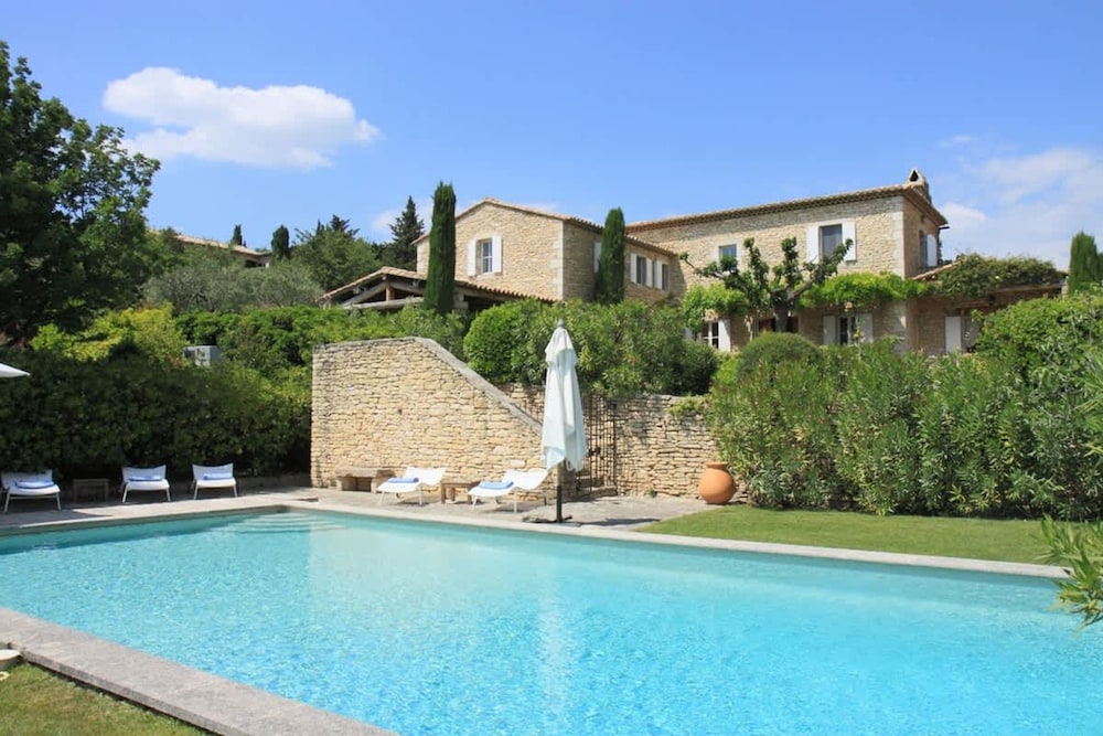 Country House With Swimming Pool 3 Terraces in a Green Setting — 4-Star Luxury Hotel in Gordes, France