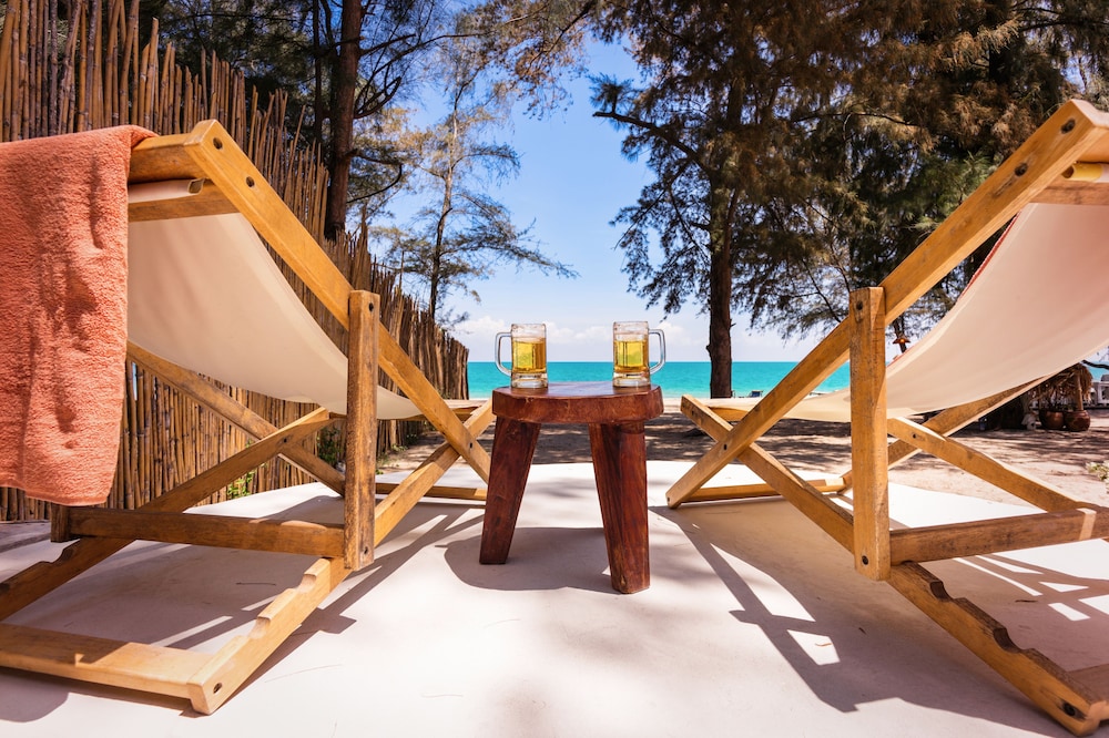 Mumsa Beach Resort & Restaurant — hotel in Thap Sakae