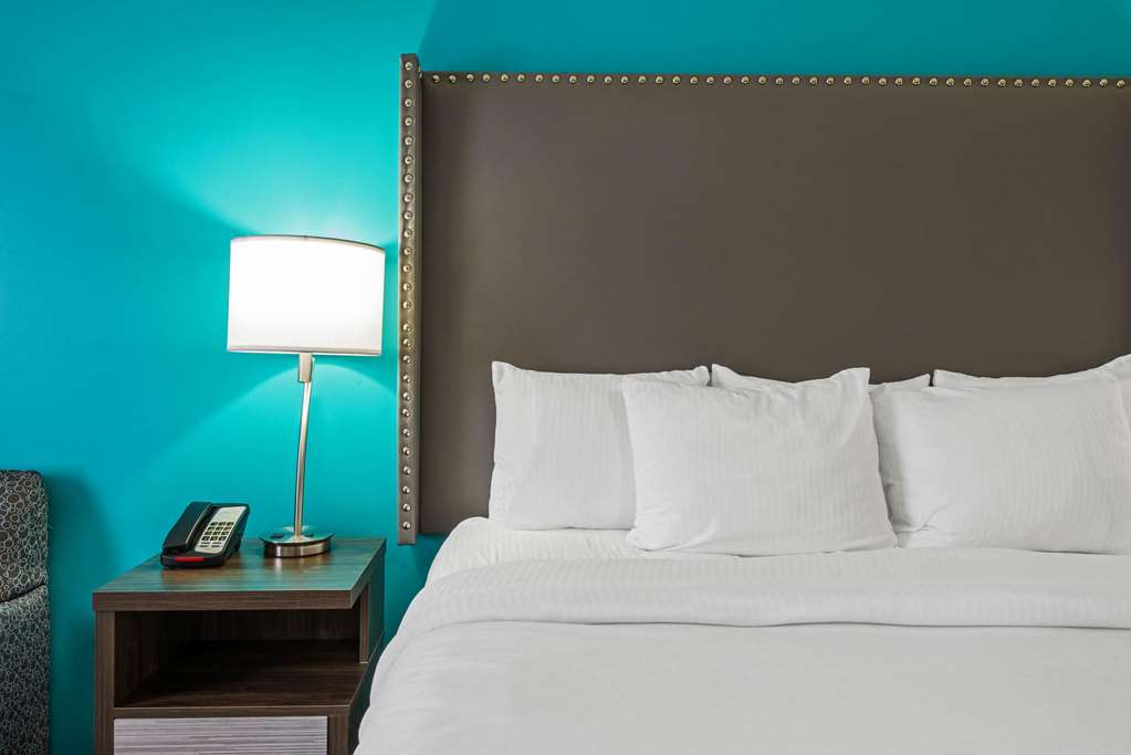 La Quinta Inn & Suites by Wyndham Jamestown - photo 12