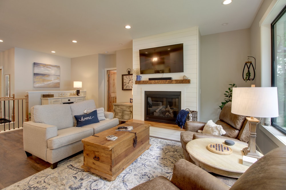 Watercraft Dock and Games Lakefront Retreat in Alexandria, United States