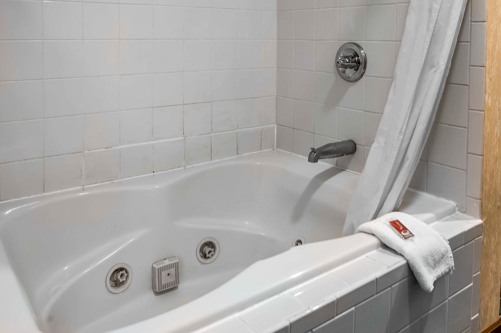 Econo Lodge Hannibal - photo 12