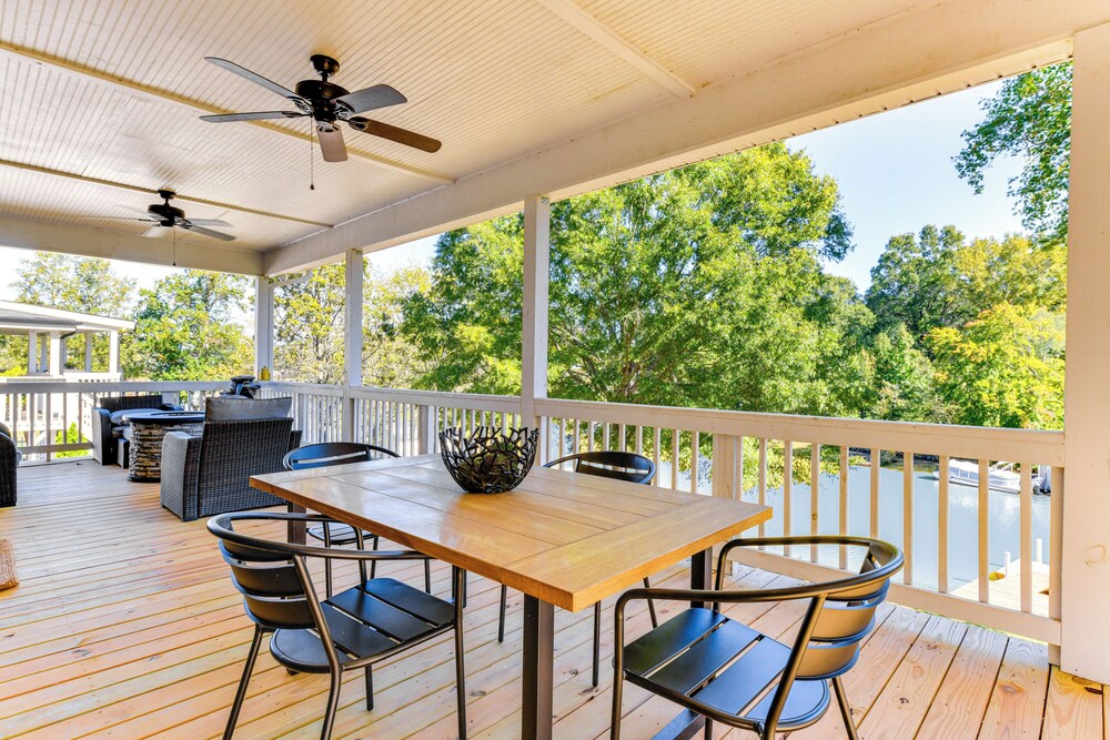 Waterfront Lake Hickory Retreat with Private Dock — hotel in Hickory