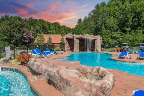 LUXURY 4BR Cabin in Gatlinburg with Views Hot Tub with Private Deck Game Room Most Popular Coffee Bar Perfect for Family Getaway Tennis Courts Infant Crib and Karaoke System — 4-Star Luxury Hotel in Gatlinburg, United States