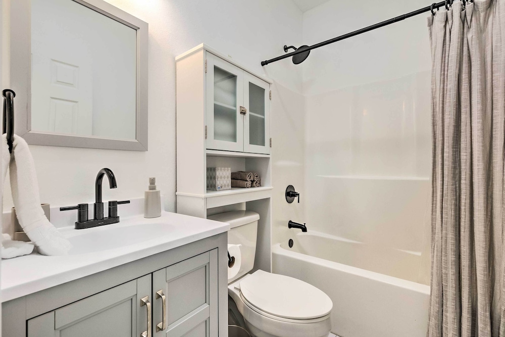 Modern and Chic Gulfport Escape Walk to Beach in Gulfport, United States