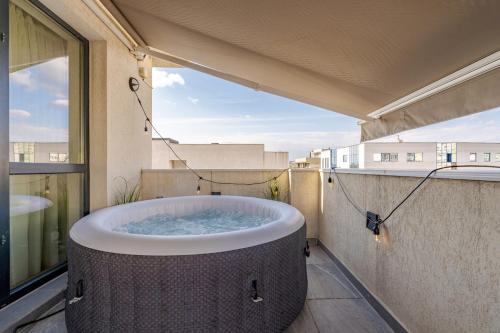 Downtown Loft Apartment with Jacuzzi&Terrace — 4-Star Luxury Hotel in Bucharest, Romania