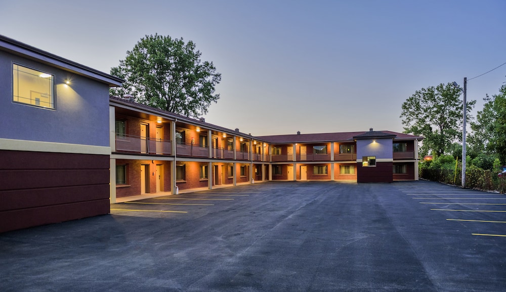 AArya Hotel By Niagara Fashion Outlets in Niagara Falls, United States