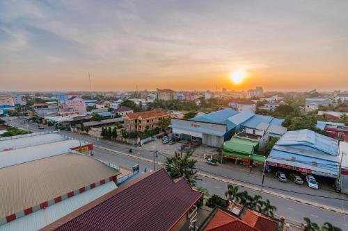 V Crown Hotel — Battambang — photo 4