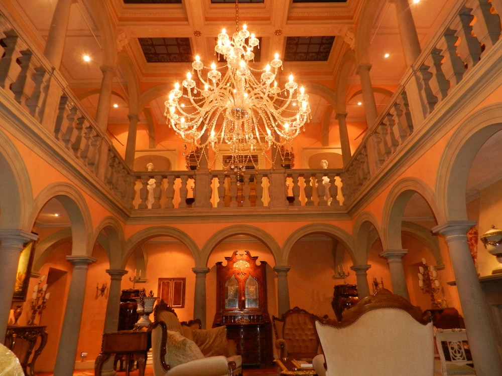 Villa Bertagni — 4-Star Luxury Hotel in Castelnuovo Di Garfagnana, Italy