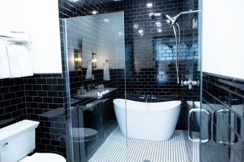The Gas Lamp Hotel 1BR Adams - photo 14