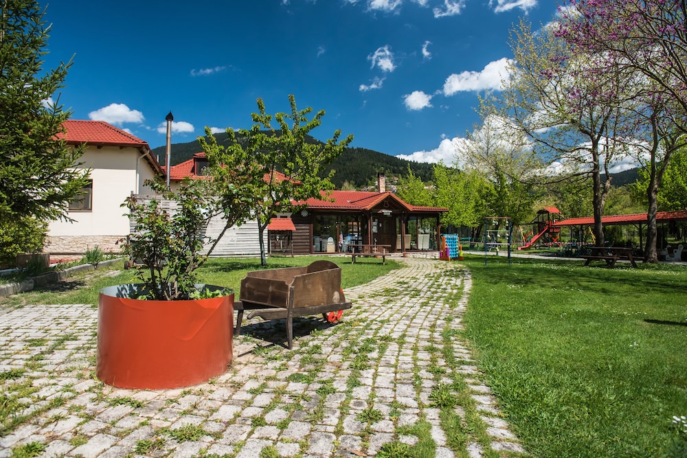 Ninemia Stay and Play in Karpenisi, Greece