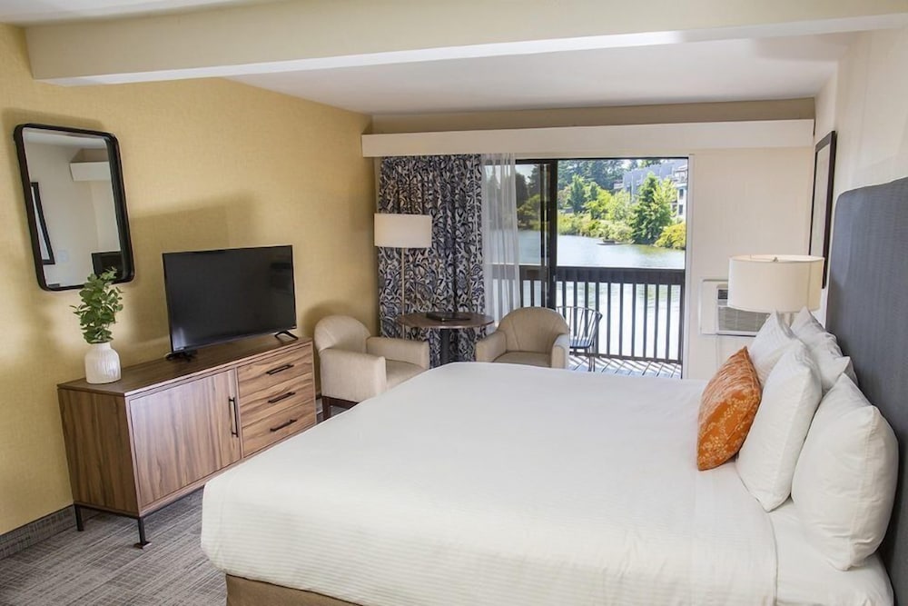 Lakeshore Inn - photo 8