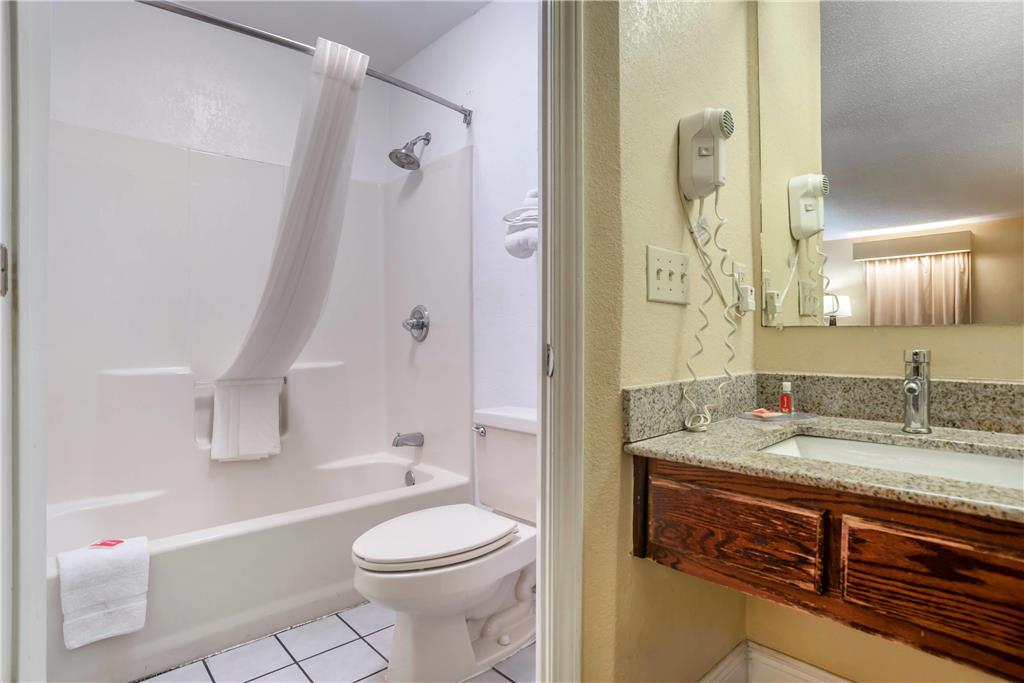 Econo Lodge Tupelo Barnes Crossing - photo 16