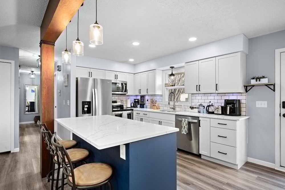 Elm Creek Retreat 4Bd in Maple Grove — hotel in Maple Grove