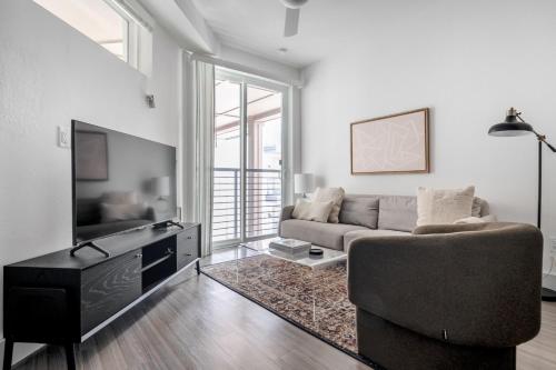 Downtown 1br w deck gym nr shopping ATX 214 — 4-Star Luxury Hotel in Austin, United States