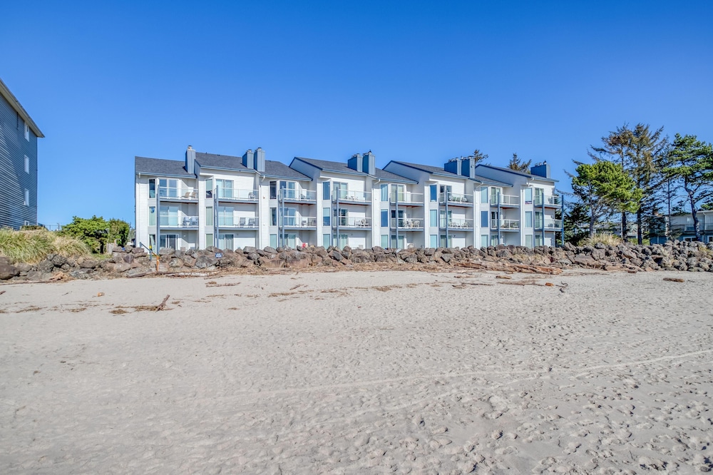 Dock of the Bay 102 in Lincoln, United States