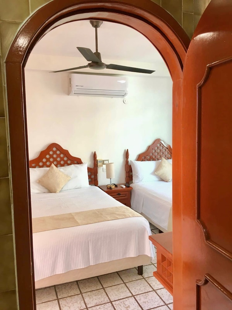 Hotel & Restaurant Bucaneros Isla Mujeres