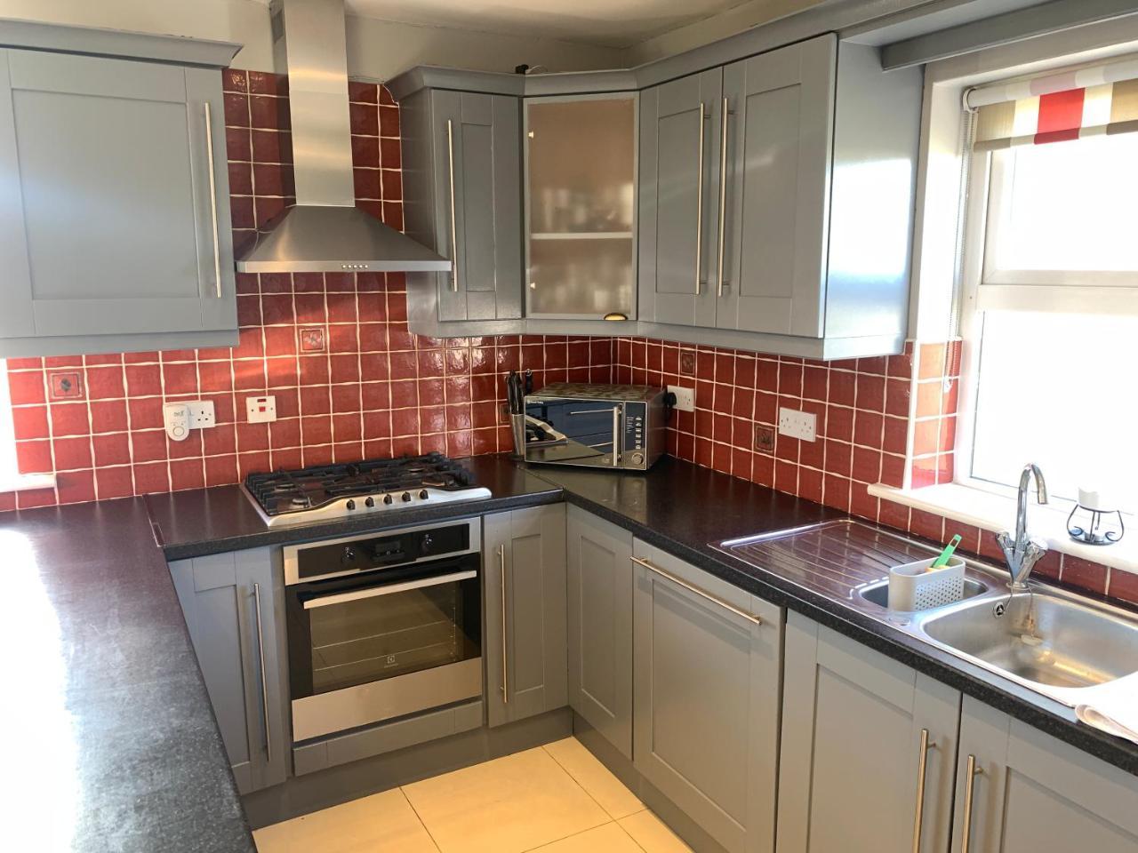 Seascape on the Edge of Town: 4 Beds All Ensuite.