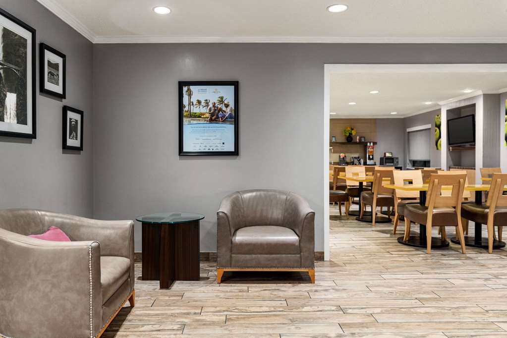 La Quinta Inn & Suites by Wyndham Chicago Tinley Park - photo 9