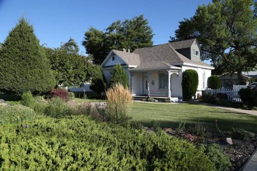 Updated Cottage 3 Bedroom Home With Game Room — 4-Star Luxury Hotel in River Heights, United States