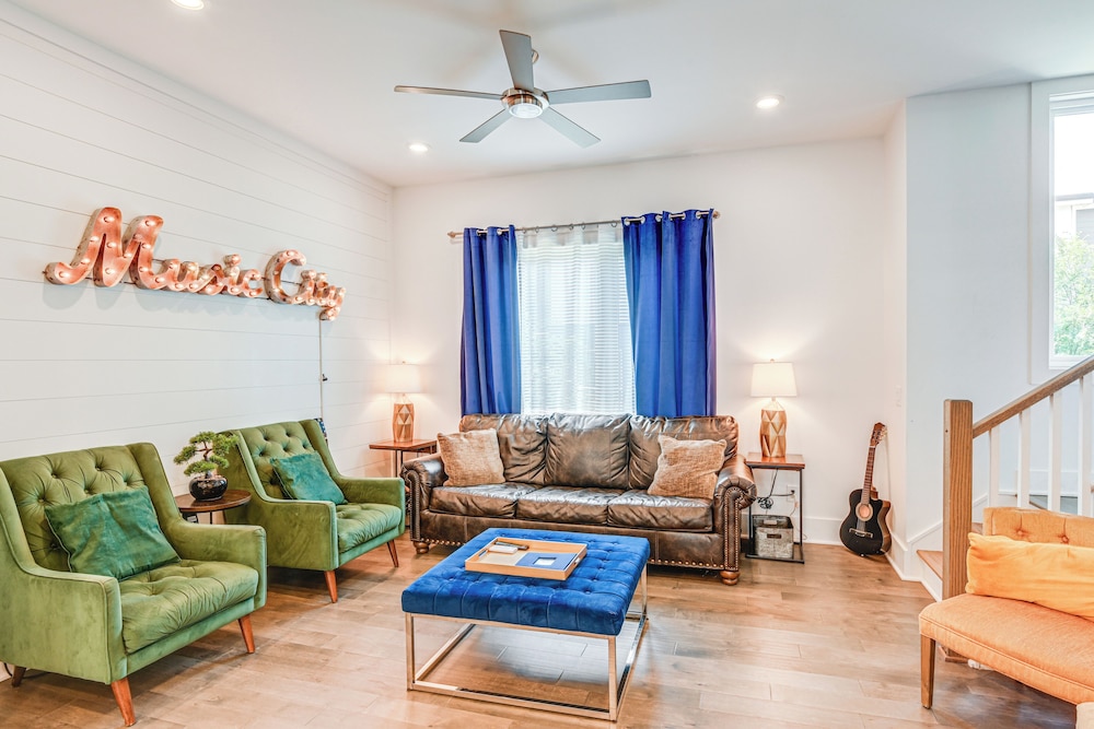 Bright Nashville Townhome 5 Mi to Downtown — 4-Star Luxury Hotel in Nashville, United States