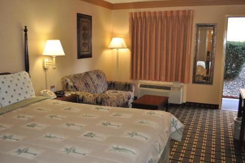 Executive Inn and Suites Springdale - photo 15