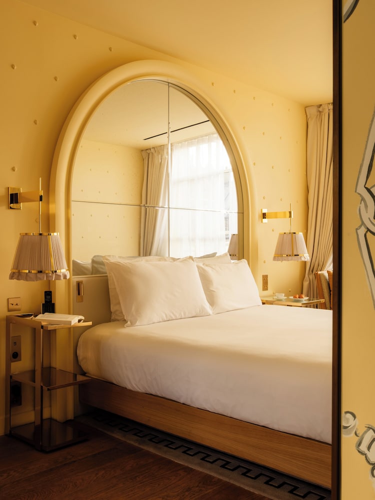 9Confidentiel in Paris, France