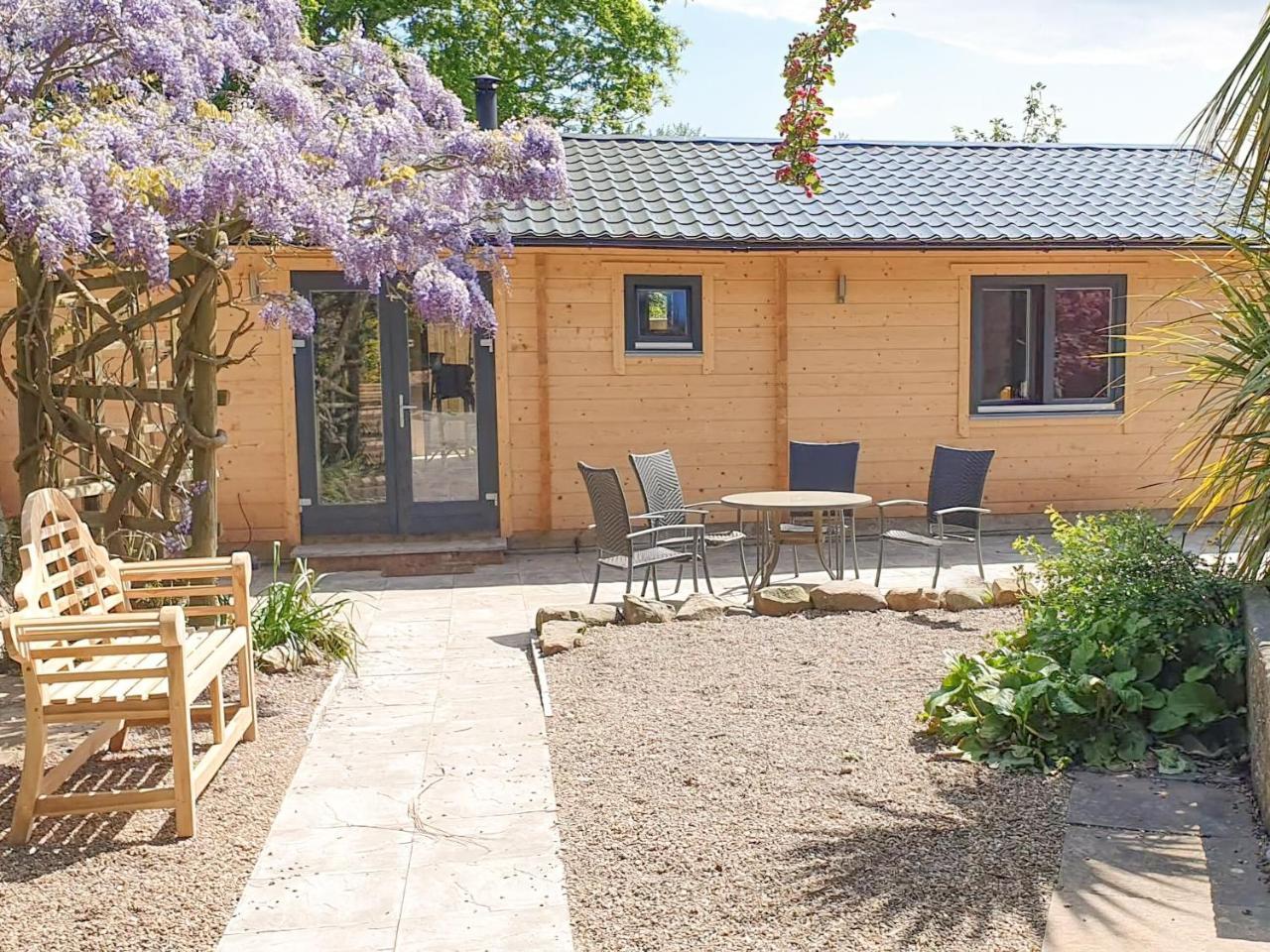 West End Lodge — 4-Star Luxury Hotel in Ulrome, United Kingdom