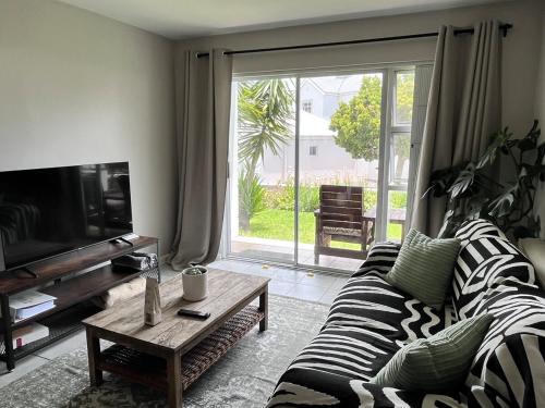 Hout Bay Haven close to beach and shops