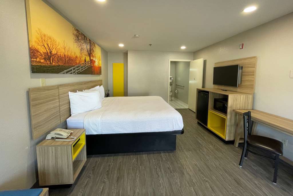 Days Inn by Wyndham Near Seaworld San Antonio - photo 11