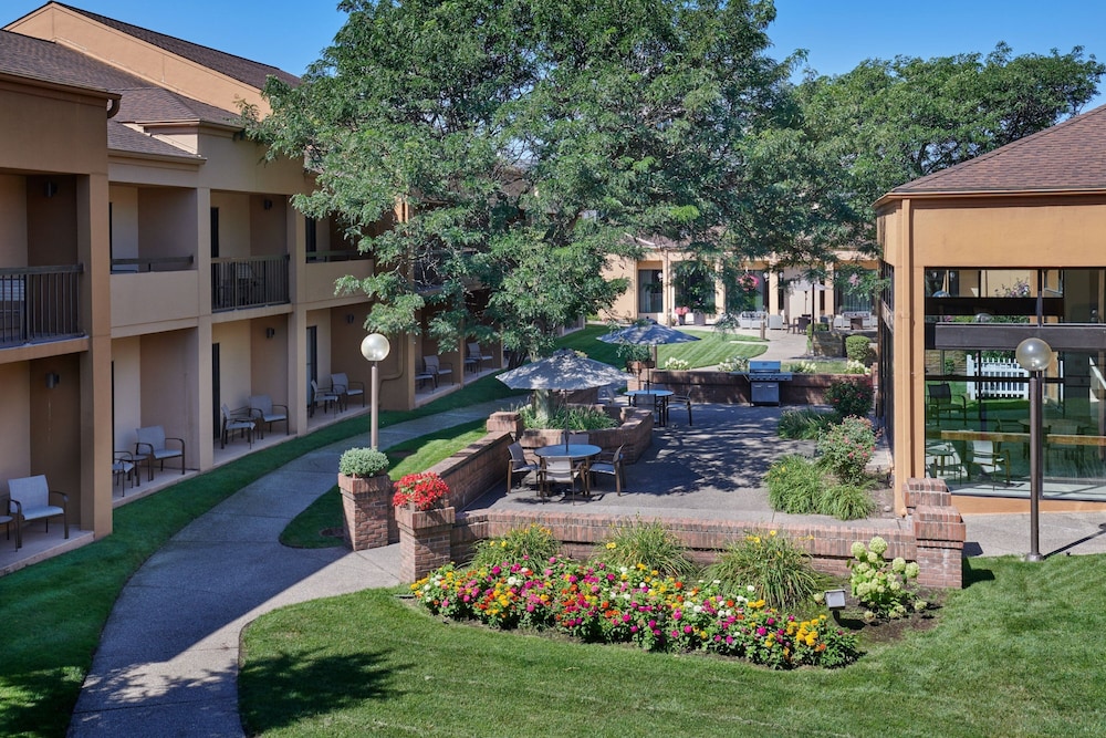 Courtyard by Marriott Detroit Dearborn - photo 21