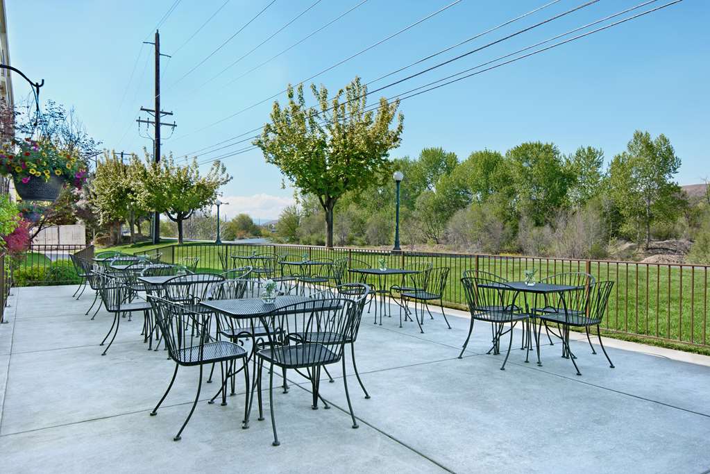 Oxford Suites Yakima - photo 8