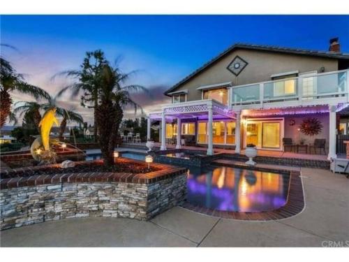 Majestic Anaheim Panorama Hill Home With Sunset — 4-Star Luxury Hotel in Anaheim, United States