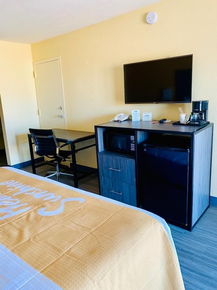 Days Inn by Wyndham Okmulgee - photo 13