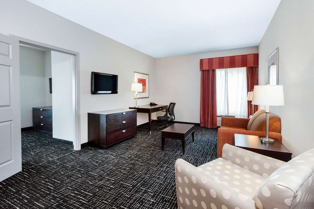 La Quinta Inn & Suites by Wyndham Lumberton - photo 33