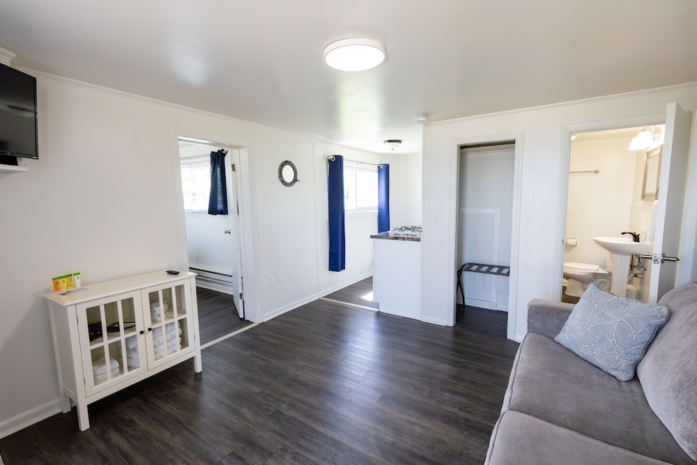 Anchor Bay Inn and Suites - photo 26