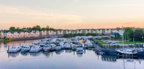 Five bedroom waterfront house — 4-Star Luxury Hotel in Carrick-On-Shannon, Republic of Ireland