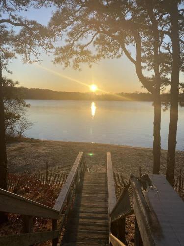 Fully Renovated Walk to Scargo Lake — hotel in Dennis