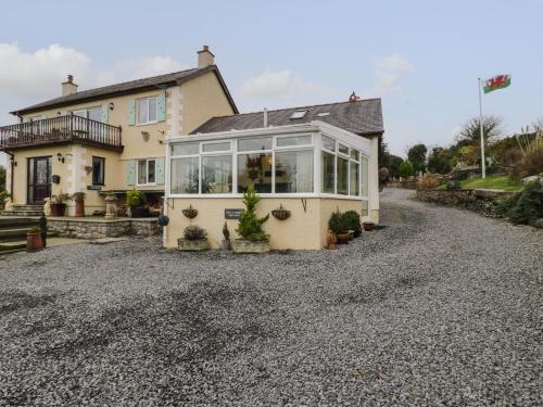 Crow's Nest Cottage — 4-Star Luxury Hotel in Benllech, United Kingdom
