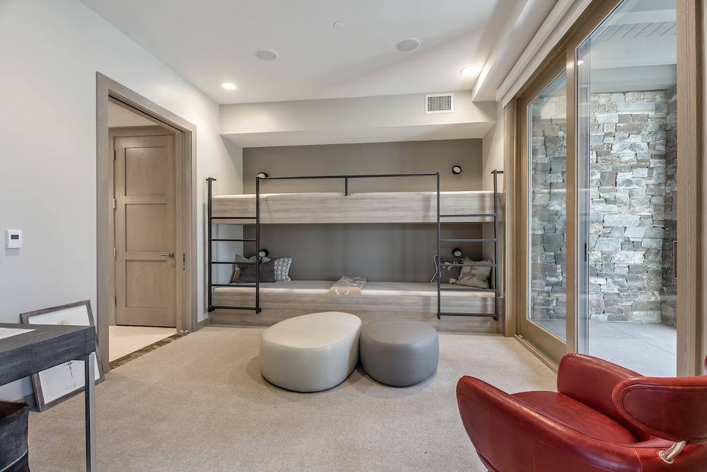 Platinum Four Bedroom Suite 4 Apartment Hotel by RedAwning - photo 5