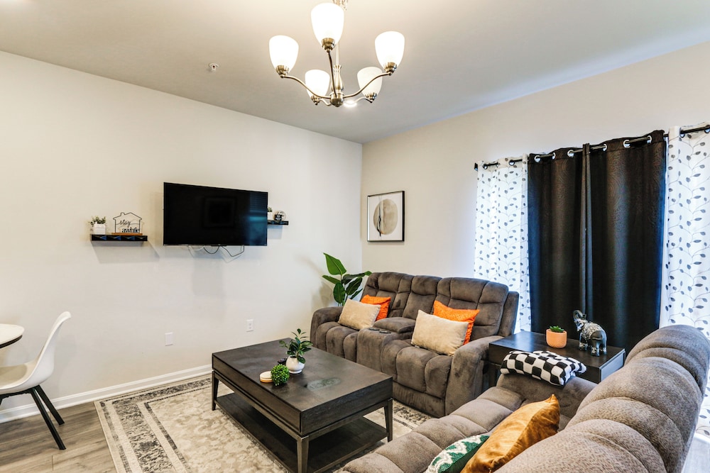 Frederick Townhome w Balcony Close to Parks — 4-Star Luxury Hotel in Frederick, United States