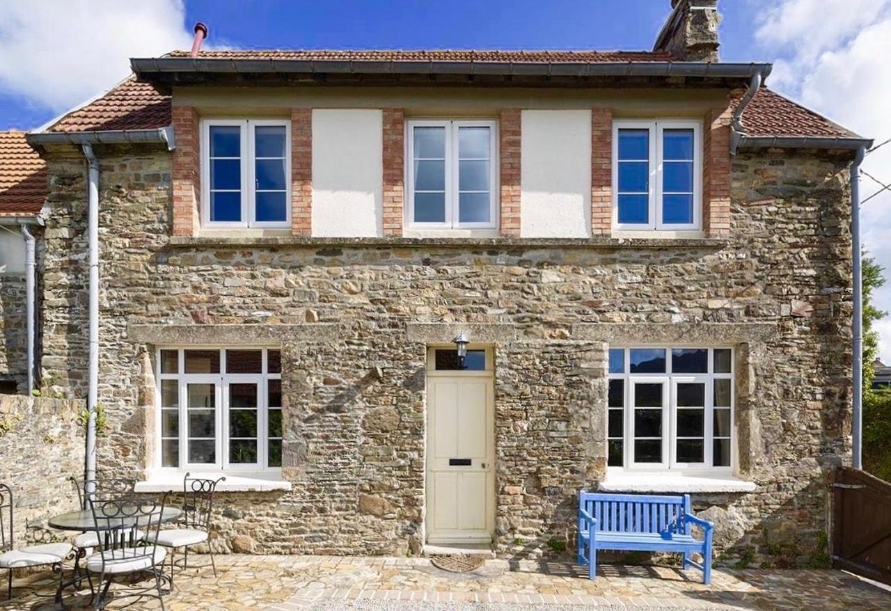 Glatigny Farmhouse Close To Beach Proche de la Plage — 5-Star Luxury Hotel in La Haye-Du-Puits, France
