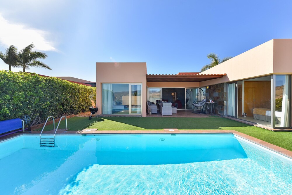 Salobre Villa with Pool Par 4 nr 9 by VillaGranCanaria — 4-Star Luxury Hotel in Salobre, Spain